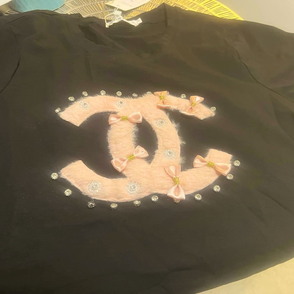 Super cute tee with some details